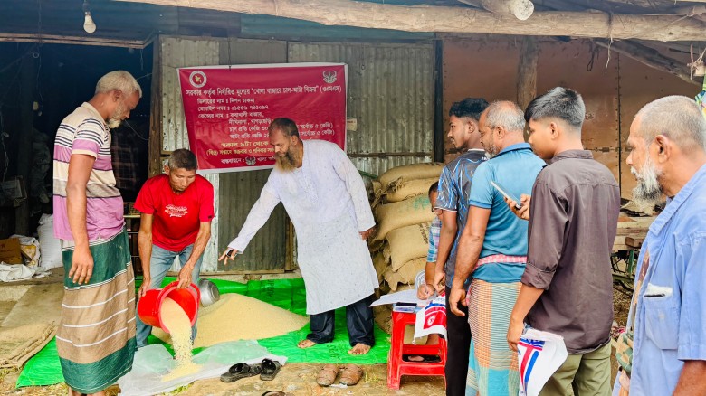 বন্যায় ক্ষতিগ্রস্ত মানুষের দুর্ভোগ কমাতে দীঘিনালায় ওএমএস কার