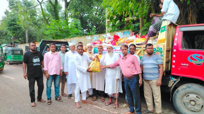 বাঁশখালীতে ২ হাজার বন্যাদুর্গত পরিবারের মাঝে বাস মালিক সমিতি