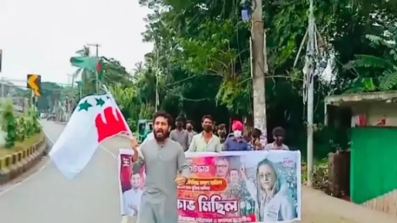 পটিয়ায় মুখোশ পরে নিষিদ্ধ ছাত্রলীগের ঝটিকা মিছিল