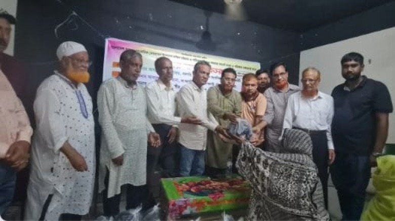 পটিয়ায় বন্যার্ত ও পত্রিকার হকারদের মাঝে ত্রাণ বিতরণ অনুষ্টান