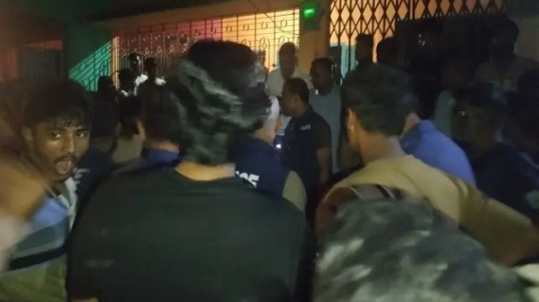 বাড়ি ঘেরাও করে মাদক কারবারি ধরলো জনতা, কারাদণ্ড দিলেন ভ্রাম্
