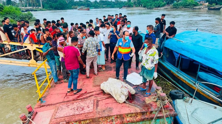 কর্ণফুলীতে খাল থেকে বস্তাবন্দি অর্ধগলিত নারীর মরদেহ উদ্ধার...