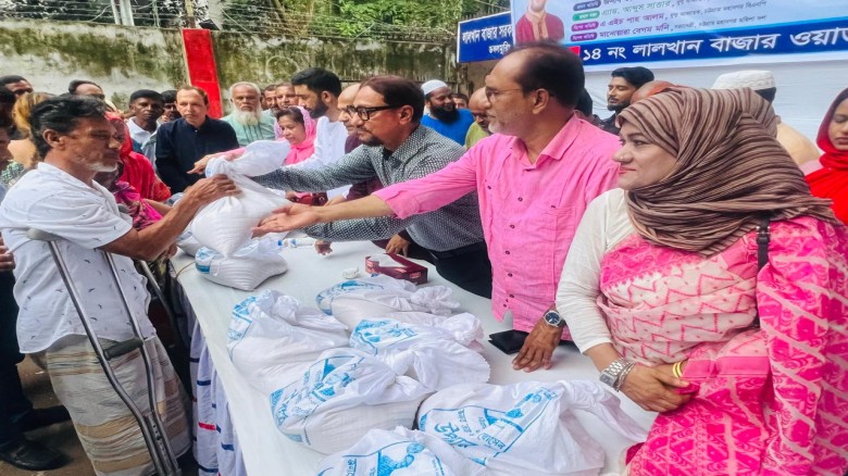 সুবিধাবঞ্চিত মানুষের মাঝে চাল বিতরণ করলেন চসিক মেয়র ডা. শাহা