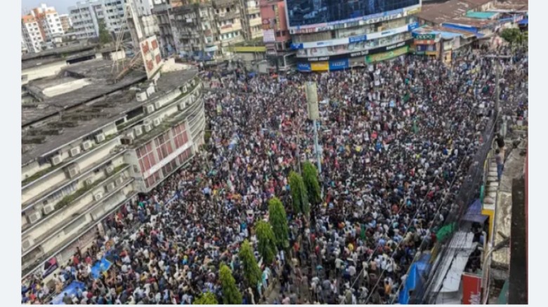 সকালে উৎকণ্ঠা, হাসিনা পালানোর খবরে উৎসবমুখর হয়ে ওঠে চট্টগ্রা