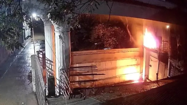 নওফেলের বাসভবনে বোমাসদৃশ বস্তু নিক্ষেপ করে আগুন দেওয়ার চেষ্ট