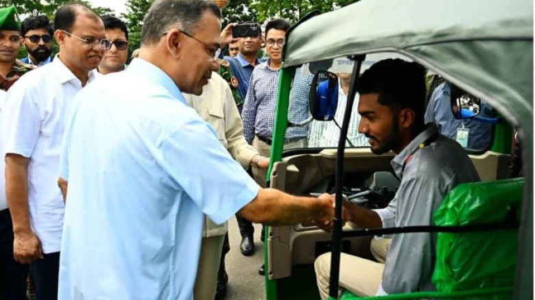জীবন নির্বাহে তিন জুলাই যোদ্ধাকে উপহার তুলে দিলেন প্রধানমন্ত