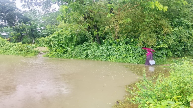 কর্ণফুলীতে জলাবদ্ধতা উপেক্ষা করে স্বাস্থ্যসেবায় হেলথ অ্যাসিস
