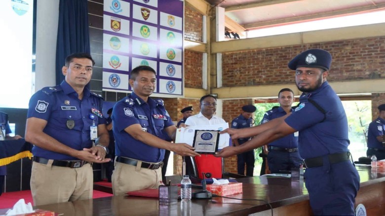 বিশেষ সম্মাননার পুরুস্কার পেলেন লোহাগাড়া থানার এসআই মাঈন উদ্