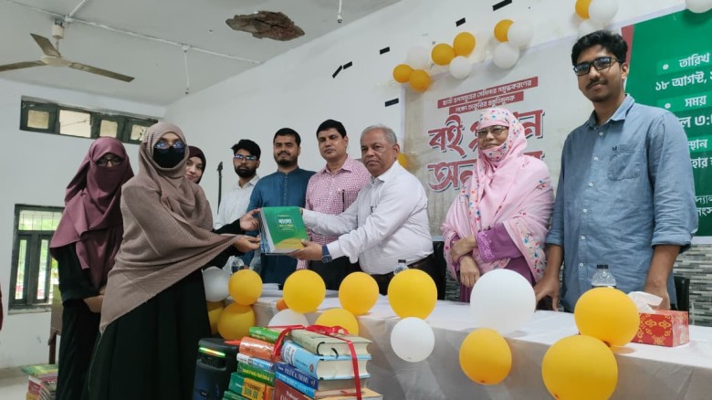 চাকসুর উদ্যোগে চবির পাঁচ ছাত্রী হলে চাকরি প্রস্তুতির বই...