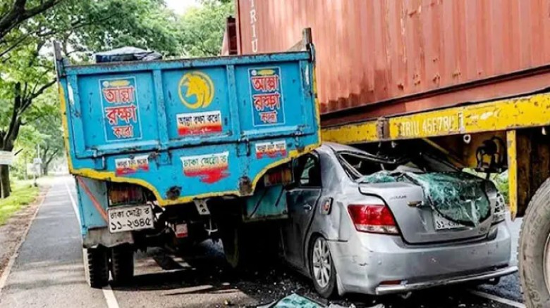 ধাক্কায় ট্রাকের নিচে প্রাইভেটকার, টেনে নিয়ে গেল ২০০ মিটার
