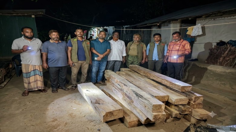 বাঁশখালীতে পাচারকালে সেগুন কাঠ জব্দ, গ্রেফতার ১
