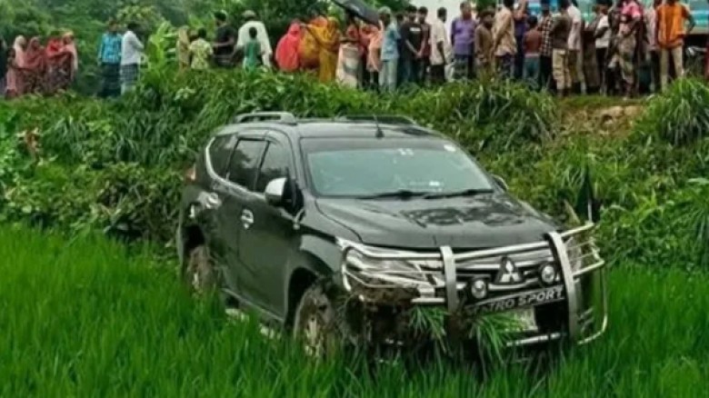 বৃদ্ধাকে বাঁচাতে গিয়ে ধানক্ষেতে পড়ে গেল গাড়ি, স্ত্রীসহ প্রতি