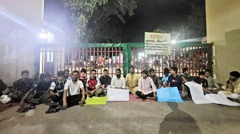 চবির মূল ফটকে তালা, উপাচার্যের প্রস্তাবেও আন্দোলন ছাড়েনি চাক