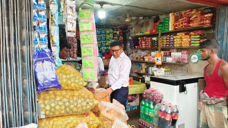আনোয়ারায় মেয়াদোত্তীর্ণ পণ্য বিক্রি, দুই দোকানিকে ৪০ হাজার টা