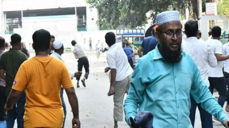 ইসলামী ব্যাংকের সামনে দুই পক্ষের ধাওয়া-সংঘর্ষ, বহু আহত