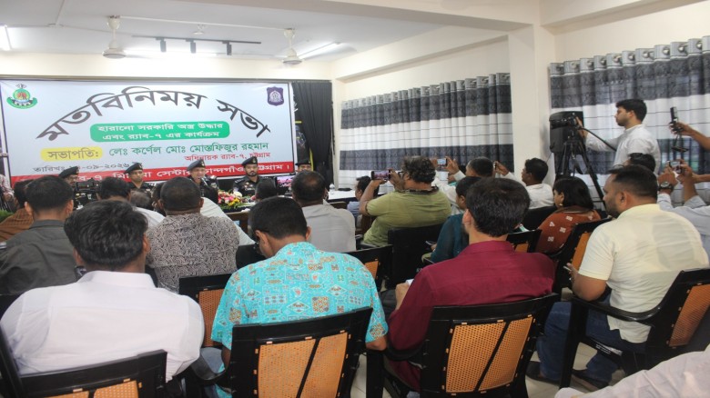 হারানো সরকারি অস্ত্র উদ্ধারে পুরস্কার ঘোষণা, সাংবাদিকদের সঙ্