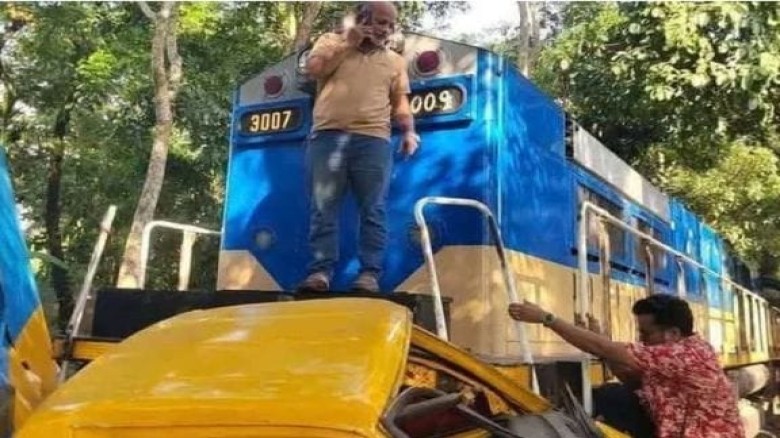 পটিয়ায় ঢাকাগামী ট্রেনের ধাক্কায় কর্ভাটভ্যান দ্বিখন্ডিত