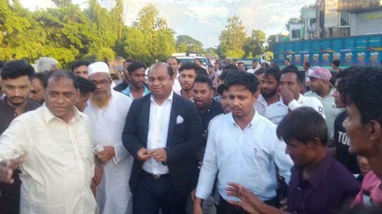 চন্দনাইশে স্বেচ্ছাসেবক দলের বিক্ষোভ মিছিল