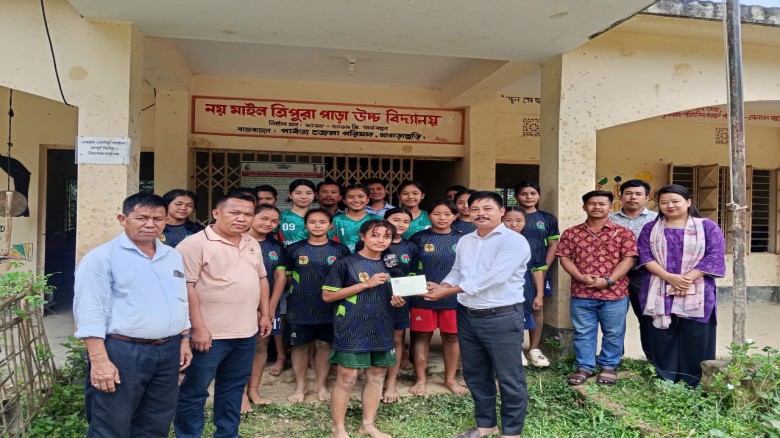 দীঘিনালায় নয় মাইল উচ্চ বিদ্যালয়ে নারী কাবাডি দলের পাশে সেনাব