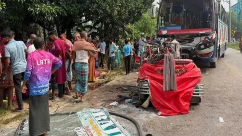 বাসচাপায় অটোরিকশার ৭ আরোহী নিহত