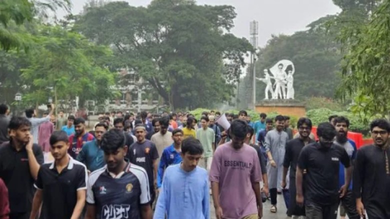 উপাচার্যের পুনর্বহাল দাবিতে আন্দোলন অব্যাহত চুয়েটে, ছুটির দিনেও বিক্ষোভ...