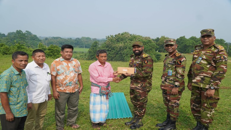 লংগদুতে সেনা জোনের উদ্যোগে অসহায় পরিবারকে আর্থিক সহায়তা ও 
