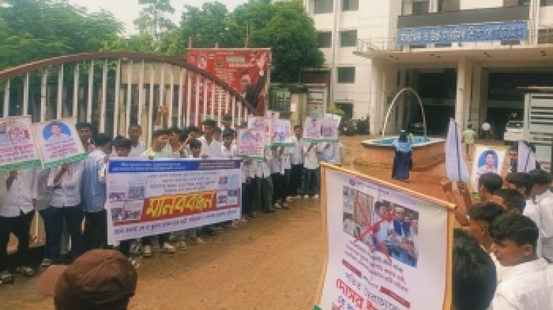 চট্টগ্রাম শিক্ষা বোর্ডের সামনে বিক্ষোভ, সভাপতি ও প্রধান শিক্