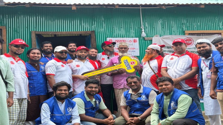 বাঁশখালীর বন্যায় গৃহহীন ৯ পরিবার পেল নতুন ঘর
