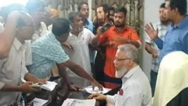 ‘ঘেরাও করে’ বিশ্ববিদ্যালয়ের ভিসিকে পদত্যাগে বাধ্য করার অভিযো