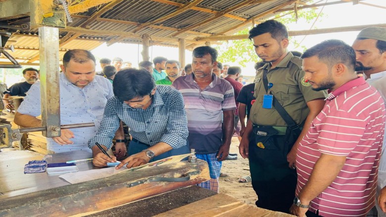 লোহাগাড়ায় করাতকলের বিরুদ্ধে ভ্রাম্যমান আদালতের অভিযান
