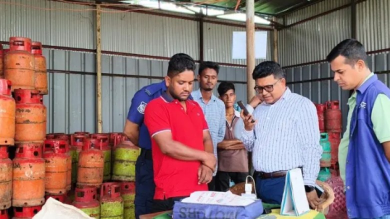 বেশি দামে গ্যাস বিক্রি, আনোয়ারায় ৪ প্রতিষ্ঠানকে ১ লাখ টাকা জ