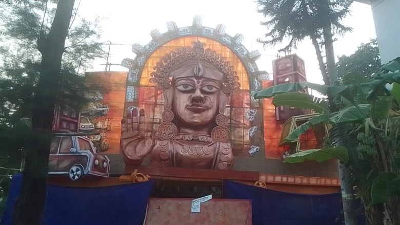 পটিয়ায় জগন্নাথ ধামের পূজা মন্ডপে  মা দূর্গার মুখ ২০ফুট উপরে।