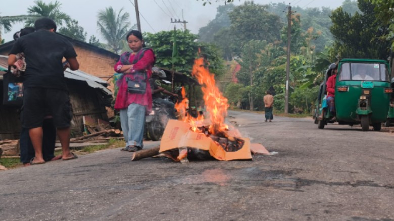 রাঙামাটিতে সড়কে আগুন জ্বালিয়ে বিক্ষোভ, খাগড়াছড়ির সঙ্গে বন্