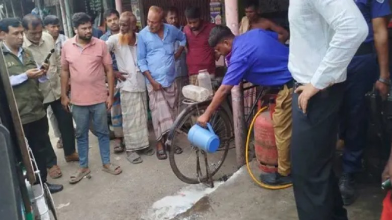 বাঁশখালীতে তিন প্রতিষ্ঠানকে ৫০ হাজার টাকা জরিমানা