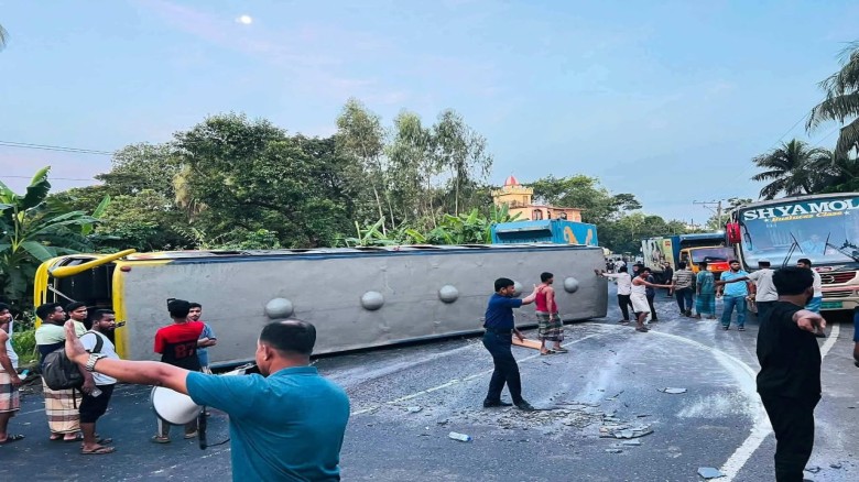 ভোরের আলো ফোটার আগেই চন্দনাইশে যাত্রীবাহী বাস উল্টে নিথর নীর